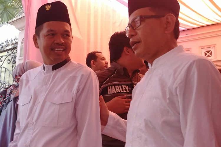 Bupati Purwakarta Dedi Mulyadi (kiri) menghadiri akikah anak ketiga Sekjen Golkar Idrus Marham, di Cibubur, Jakarta Timur, Minggu (6/8/2017).
