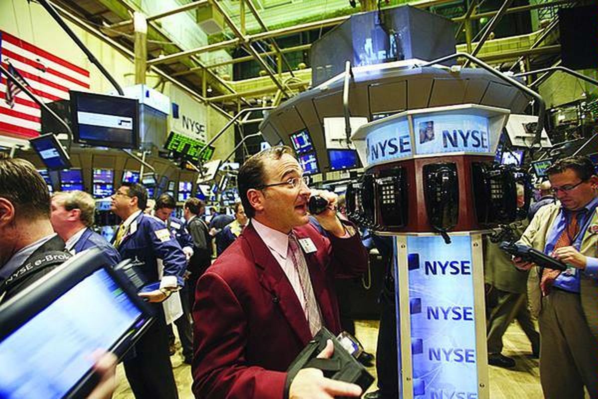 Pialang di bursa saham New York, AS, sibuk melakukan transaksi saat pembukaan Selasa pagi 