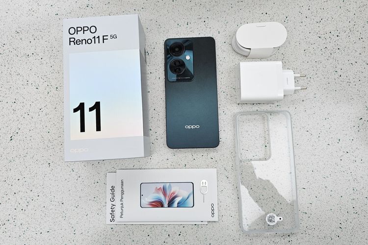 Isi kotak penjualan Oppo Reno 11F 5G di Indonesia termasuk komplet, terdiri dari satu unit Oppo Reno 11 F 5G (varian Palm Green), adapter charger 67 watt, kabel USB-A to USB-C, softcase, sim ejector tool, panduan penggunaan, dan kartu garansi.