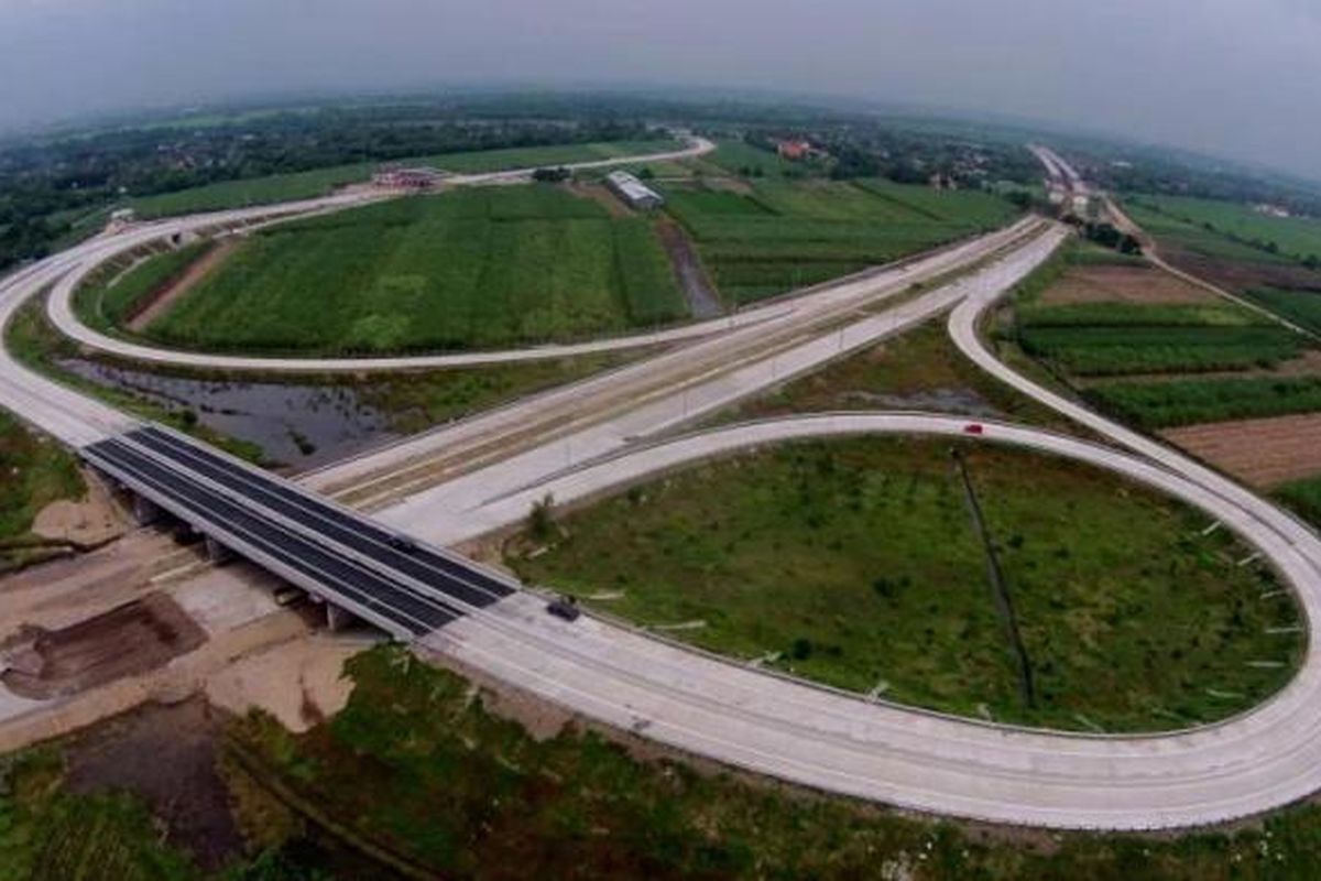 Suasana ruas jalan tol Mojokerto Barat - Mojokerto Utara, Jawa Timur, Selasa (28/06/2016). Ruas jalan tol ini akan digunakan sementara untuk jalur mudik lebaran.