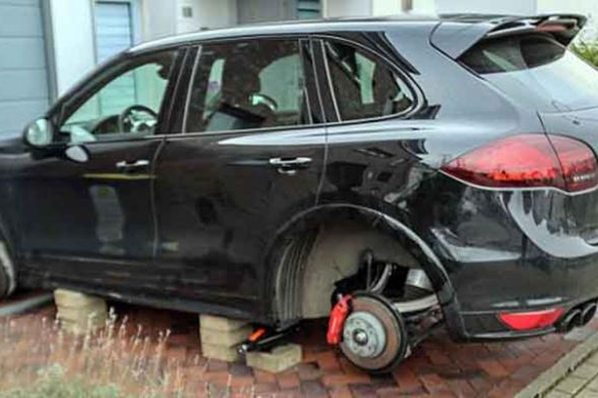 Pencuri menggondol empat ban mobil Porsche Cayenne GTS milik striker Borussia Dortmund Robert Lewandowski, dan mengganjal mobil itu dengan batu bata. Mobil ini diparkir di rumah Lewandowski di Dortmund, Minggu (9/2/2014) malam.