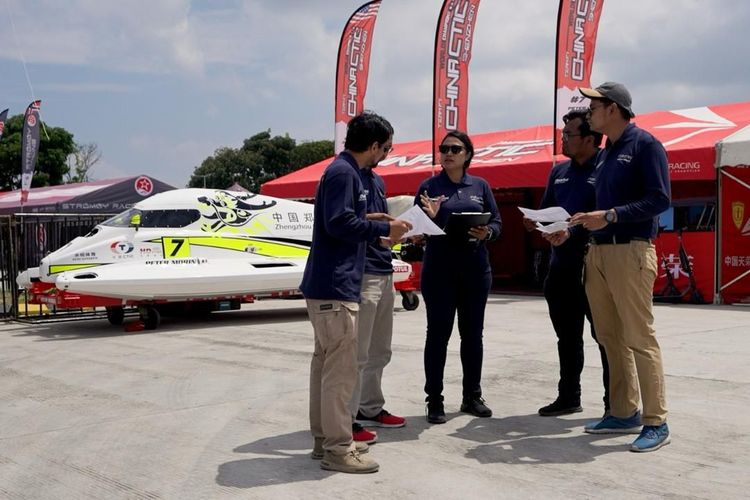 Tiga hari jelang pelaksanaan F1 Powerboat, logistik sebanyak 15 kontainer telah tiba di lapangan Sisingamangaraja XII di Balige.Logistik yang dikirim dari berbagai negara tersebut diberangkatkan ke Balige pada Sabtu (24/2/2024) malam.