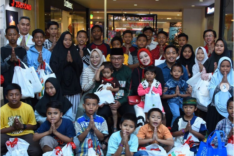 Momen saat 30 anak panti asuhan Roudotul Amanah yang berada di Kampung Cibungur, Desa Batujajar Timur, Kecamatan Batujajar, Kabupaten Bandung Barat (KBB) menginjakkan kaki di mall Kota Bandung saat Hari terakhir puasa pada Ramadan tahun 2019. Mereka ditraktir baju lebaran oleh keluarga Ridwan Kamil, yang ternyata itu merupakan ide dari Eril.