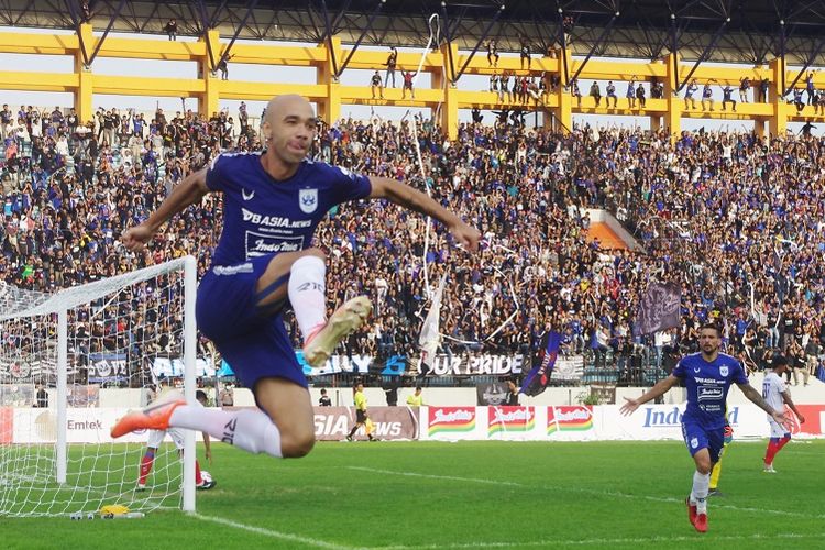 Penyerang asing PSIS Semarang, Bruno Silva, merayakan golnya ke gawang Arema FC di Stadion Moch. Soebroto, Sabtu (14/3/2020)