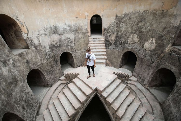 Wisatawan berkunjung ke objek wisata Tamansari, Yogyakarta, Senin (19/10/2020). Di masa pandemi Covid-19, obyek wisata Tamansari menerapkan protokol kesehatan bagi pengunjungnya.