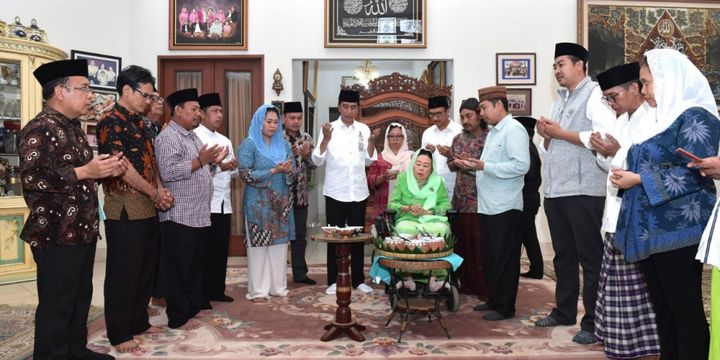 Suasana saat Presiden Joko Widodo bersilaturahim dengan keluarga almarhum Abdurrahman Wahid di kediaman, Jalan Warung Sila, Kelurahan Ciganjur, Kecamatan Jagakarsa, Jakarta Selatan, Jumat (7/9/2018).