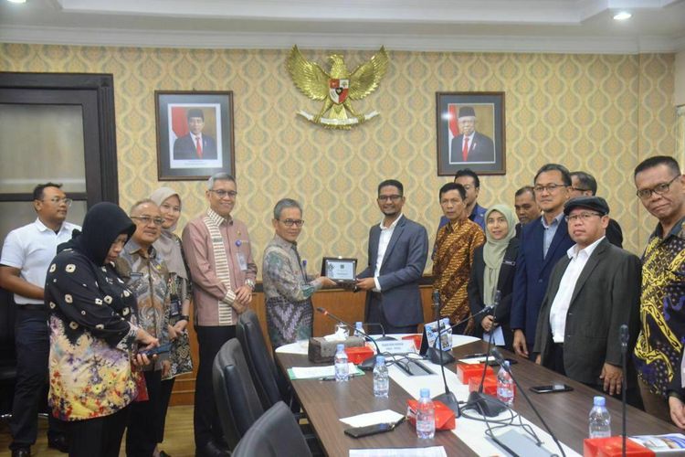 Sekretaris Daerah (Sekda) Sumatera Selatan (Sumsel) Supriono saat menerima audiensi jajaran Pengarah Pembangunan (LPN) Malaysia dalam rangka  peninjauan lapangan Industri Hilirisasi Nanas di Kota Prabumulih, Jumat (8/9/2023).
