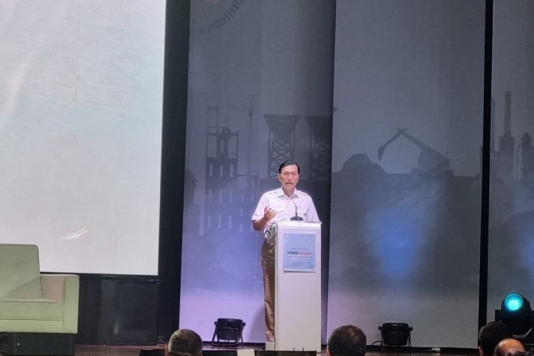 Menteri Koordinator Bidang Kemaritiman dan Investasi Luhut Binsar Pandjaitan saat acara MINDialogue di The Energy Building, Jakarta, Kamis (20/6/2024).