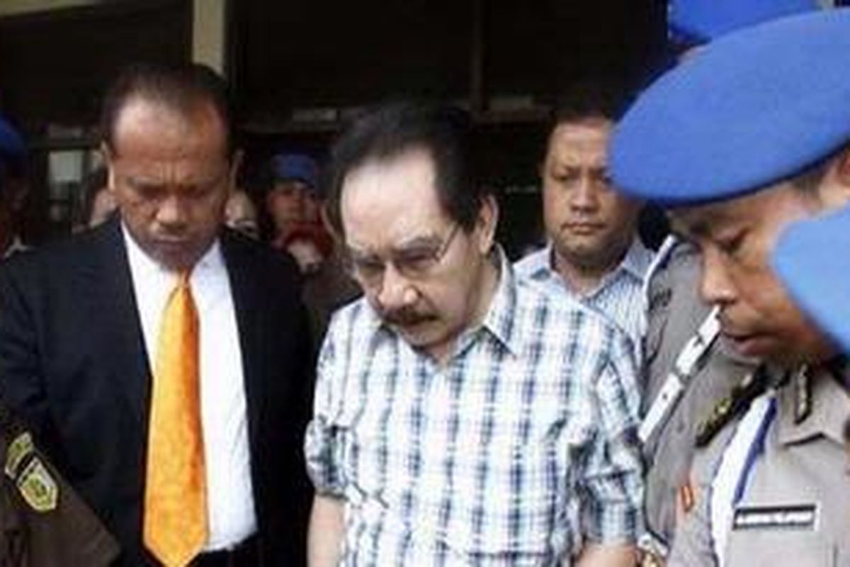 Antasari Azhar keluar dari Tahanan Polda Metro Jaya menuju LP Cipinang, Senin (3/1/2011)