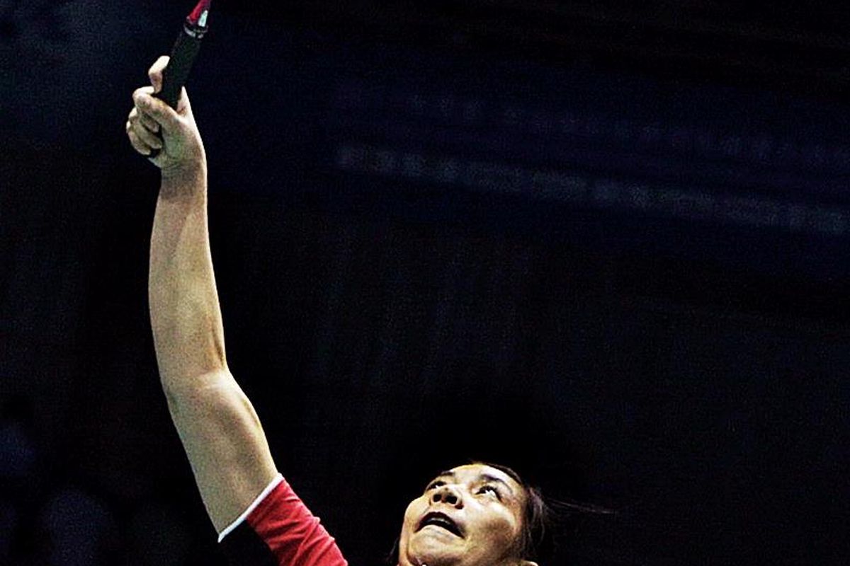 Pemain tunggal putri, Adriyanti Firdasari, mengembalikan kok. Dia melawan Tatjana Bibik (Rusia) di babak penyisihan  Grup B pada Kejuaraan Dunia Bulu Tangkis Beregu Campuran Piala Sudirman 2011 di Qingdao Sports Center Gymnasium, China, Minggu (22/5). Tim Indonesia menang 4-1.