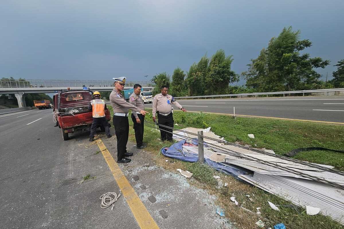 Ban Pecah, Pikap Oleng hingga Sopir Terpental Keluar dan Tewas di Tol  Tangerang