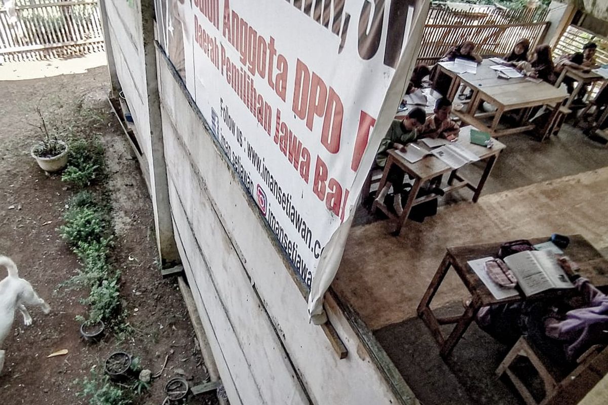 Sejumlah siswa di SD IT Permata, Desa Mandalamukti, Kecamatan Cikalongwetan, Kabupaten Bandung Barat (KBB), Jawa Barat terpaksa belajar di sebuah bangunan setengah jadi berdinding spanduk bekas, Jumat (21/7/2023).