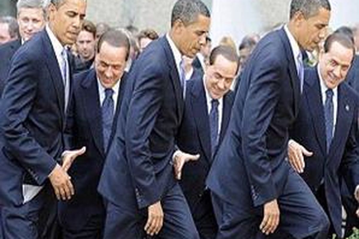 Dalam adegan hasil jepretan 3 foto yang digabungkan menjadi 1, Presiden AS Obama terlihat tidak membalas sambutan jabat tangan dari Perdana Menteri Italia Silvio Berlusconi saat akan menghadiri acara foto bersama para pemimpin G8 di L'Aquila, Italia, 8 Juli 2009