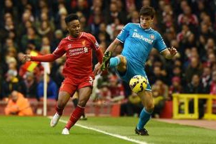 Pemain Liverpool, Raheem Sterling saat berebut bola dengan penggawa Sunderland, Santiago Vergini, pada lanjutan Premier League di Stadion Anfield, Sabtu (6/12/2014). 