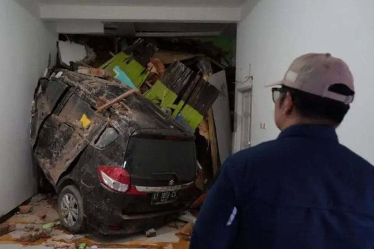 Kepala Dinas ESDM bersama tim saat meninjau lokasi rumah yang terdampak longsor di Loa Janan, Kutai Kartanegara, Selasa (13/5/2025). 