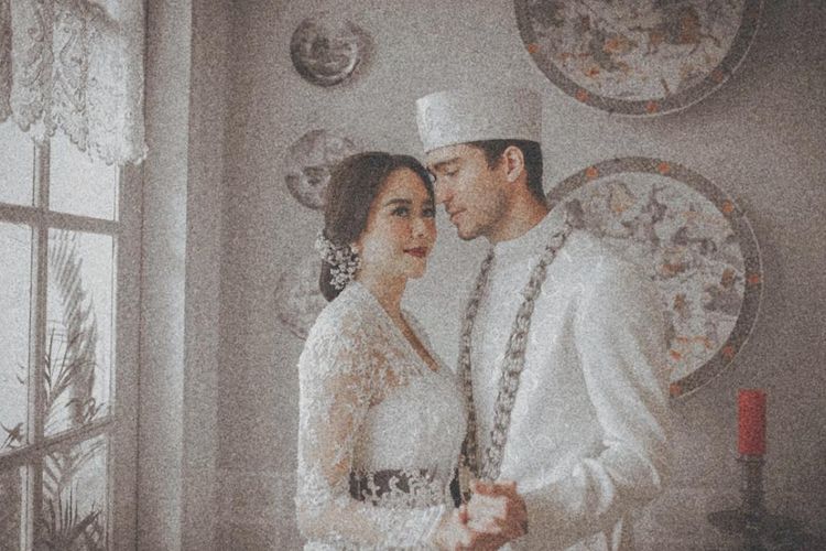 Aura Kasih dan suaminya, Eryck Amaral, dalam foto pernikahan mereka.