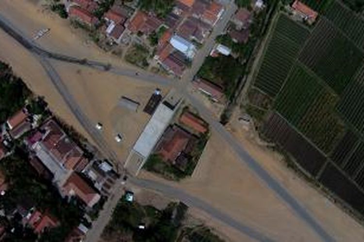Foto aerial tanah dan rumah Daristi binti Umar di Desa Rancawulu, Kecamatan Bulakamba, Kabupaten Brebes. KOndisi aktual pada Senin (13/7/2015).