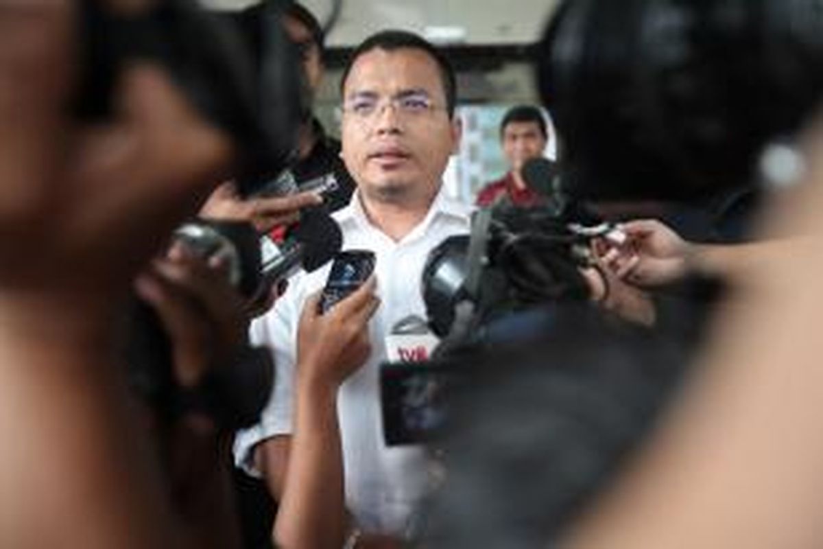 Sekretaris Satgas Mafia Hukum, Denny Indrayana, (sekarang Wakil Menteri Hukum dan HAM) seusai menemui pimpinan Komisi Pemberantas Korupsi (KPK) di Gedung KPK, Jakarta, Senin (18/7/2011).  
