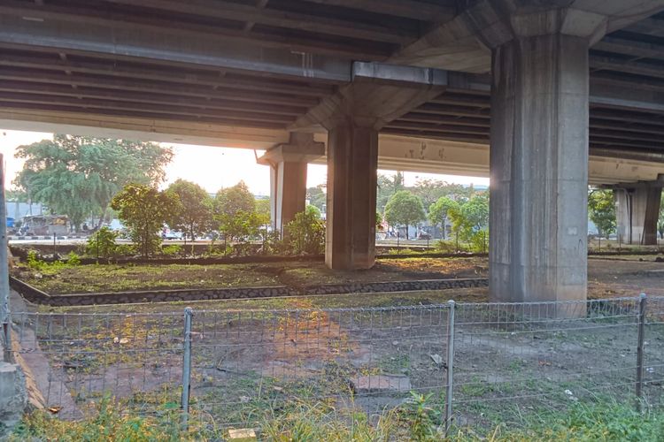 Kondisi kolong flyover Rawa Buaya, Cengkareng, Jakarta Barat yang menjadi people     penataan ulang oleh Pemkot Jakarta Barat untuk menjadi ruang publik, Selasa (25/8/2025)