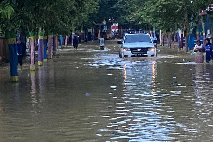Banjir di Pamekasan merendam 5 kelurahan dan merusak jembatan yang menghubungkan kelurahan Kowel dan Desa Larangan Badung, Senin (11/1/2021).