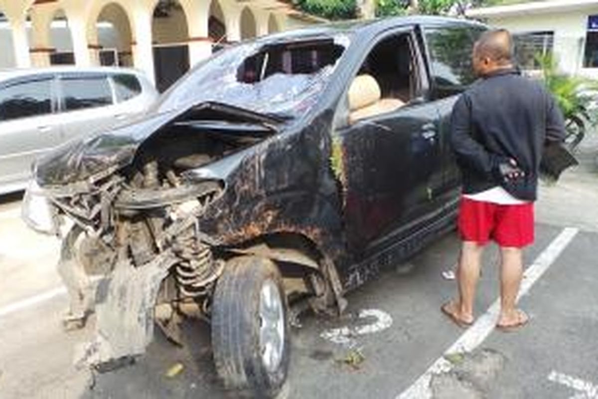 Mobil Toyota Avanza yang digunakan Tim Buser untuk mengejar pelaku penembakan telah dibawa ke Polsek Pondok Aren, Tangerang Selatan, Banten, Sabtu (18/8/2013).