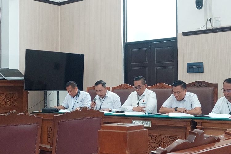 Tim Advokasi Polda Metro Jaya saat membacakan duplik dalam sidang lanjutan praperadilan Firli Bahuri dalam kasus dugaan pemerasan terhadap eks Menteri Pertanian Syahrul Yasin Limpo (SYL) di Pengadilan Negeri Jakarta Selatan, Rabu (13/12/2023).
