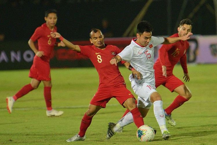 Pesepak bola Timnas Indonesia Riko Simanjuntak (kedua kiri) berebut bola dengan pesepak bola Timnas Vietnam Pham Duc Hui (kedua kanan) dalam pertandingan Grup G Kualifikasi Piala Dunia 2022 zona Asia di Stadion I Wayan Dipta, Gianyar, Bali, Selasa (15/10/2019). Indonesia kalah dari Vietnam dengan skor 1-3.