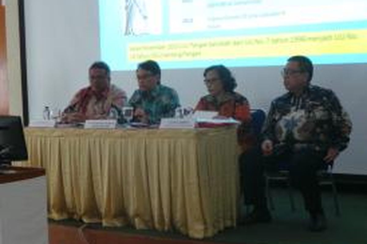 Kepala Badan POM RI Roy Sparringa (kedua dari kiri foto) bersama pejabat BPOM daerah dalam jumpa pers di Kantor BPOM RI di Jakarta. Selasa (22/12/2015)