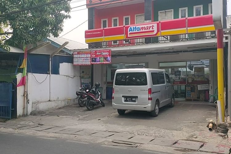 Lokasi Alfamart tempat dua karyawan ditodong perampok bersenjata api di Jalan Raya Pondok Ranggon, Cipayung, Jakarta Timur, Sabtu (5/8/2023).