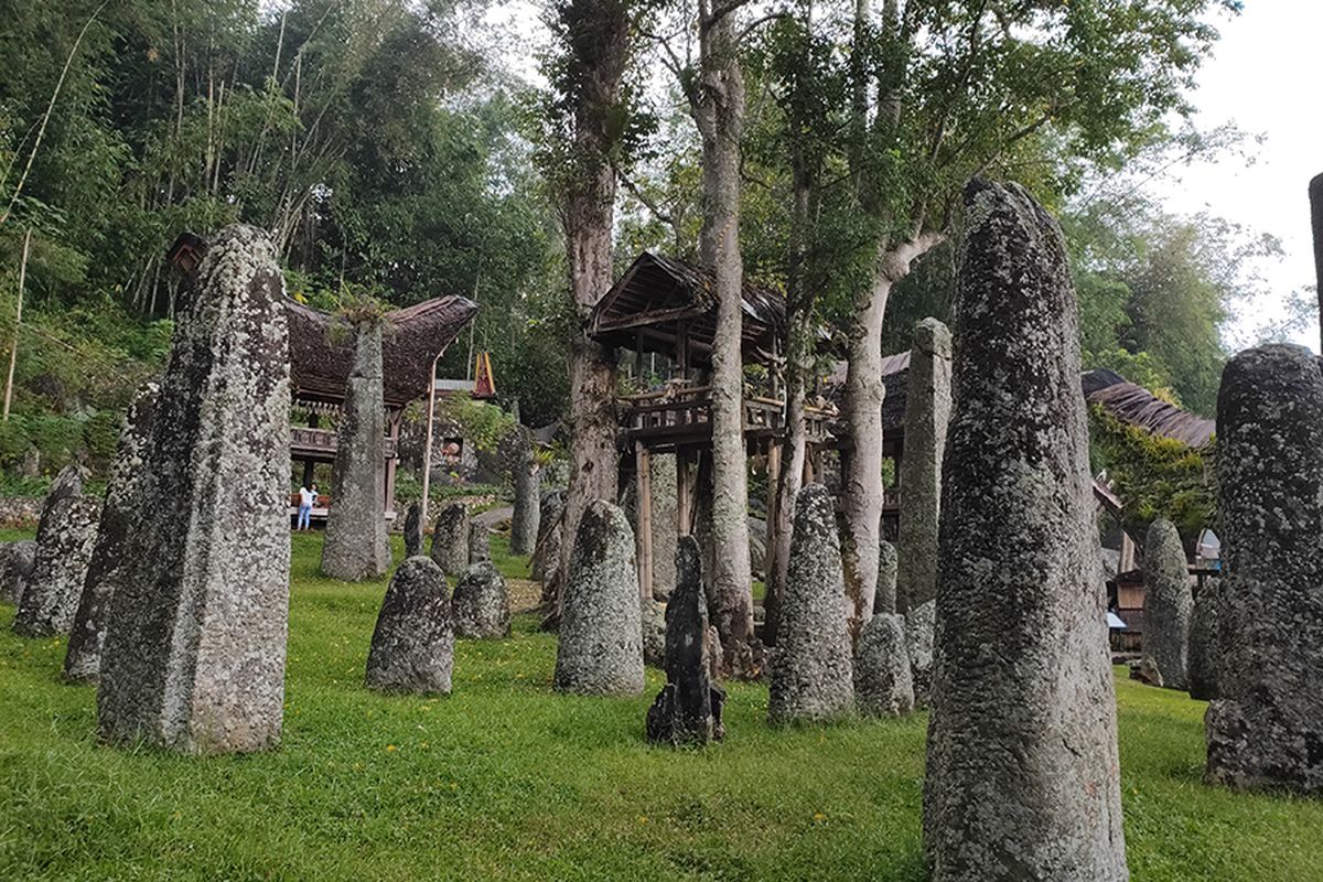 Deretan menhir di Bori' Kalimbuang, Toraja.