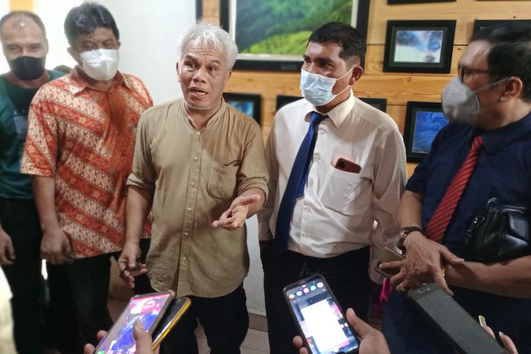 John Robert Simanjuntak (tiga dai kiri) menjelaskan duduk perkara eksekusi tempatnya yang penuh keganjilan, Kamis (13/1/2022)