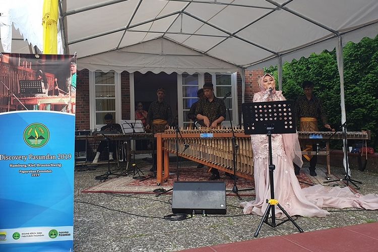 Penampilan tim kesenian Arumba dalam acara West Java Night di KJRI Hamburg, Jerman, Rabu (26/6/2019).