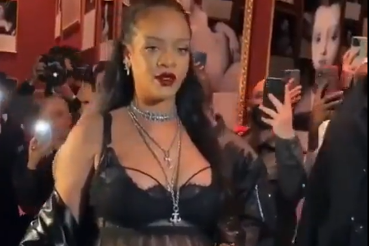 Pada perhelatan Paris Fashion Week 2022, Rihanna yang sebentar lagi akan menjadi ibu itu hadir dengan tampilan yang sangat seksi.