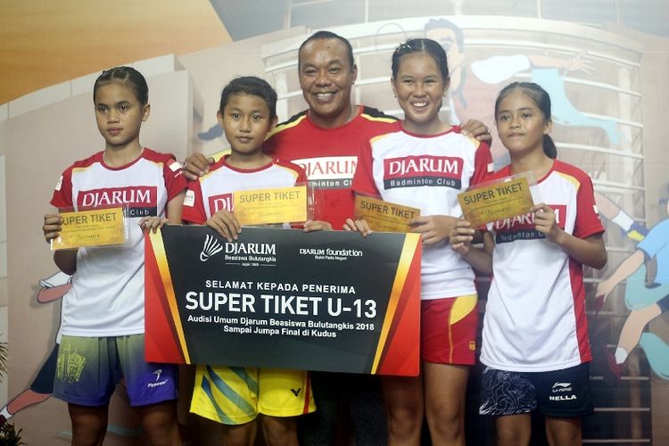 Super Tiket tidak hanya diberikan bagi peserta yang berhasil memuncaki Tahap Turnamen saja. Tim Pencari Bakat juga memberikan Super Tiket Pilihan bagi mereka yang gugur dalam fase turnamen namun dianggap memiliki bakat dan potensi