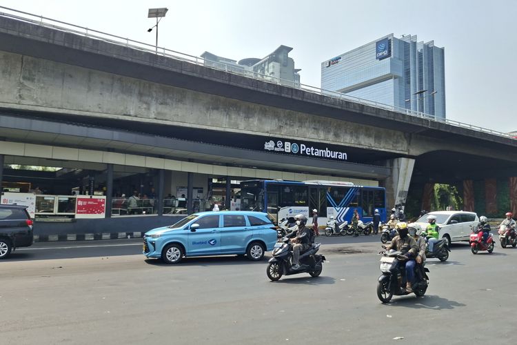Halte Transjakarta Petamburan Kembali Beroperasi Normal Usai Kericuhan