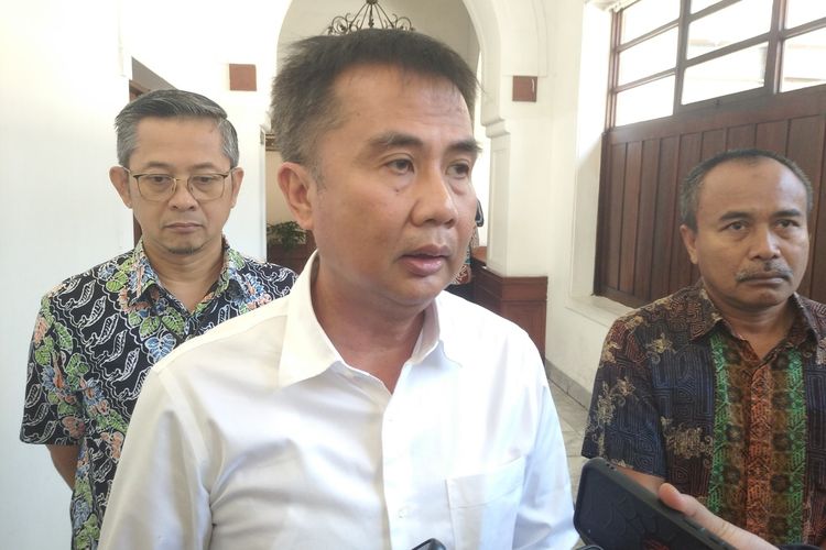 Penjabat Gubernur Jawa Barat Bey Machmudin usai rapat pimpinan di Gedung Sate, Kota Bandung, Jumat (21/6/2024).