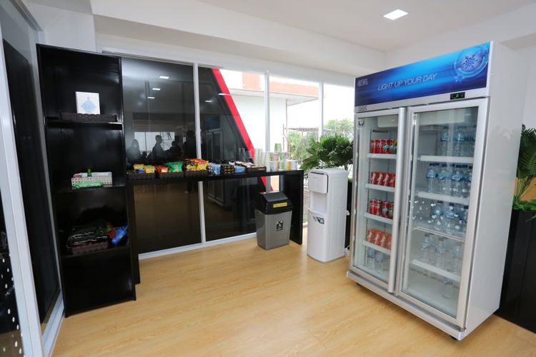 Makanan dan minuman bebas tersedia untuk konsumen di posko siaga Mitsubishi