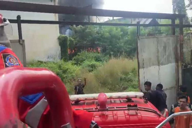 TERBAKAR: Sejumlah personel pemadam kebakaran tengan memadamkan api yang membakar pabrik Gula Tasikmadu, Kabupaten Karanganyar, Jawa Tengah (Jateng), Sabtu (11/4/2024).