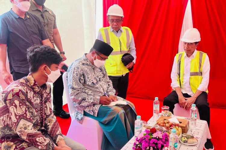 Presiden Joko Widodo saat menemui warga yang berdemonstrasi saat peresmian Jalan Tol Semarang-Demak di Gerbang Tol Sayung, Kabupaten Demak, pada Sabtu (25/2/2023).