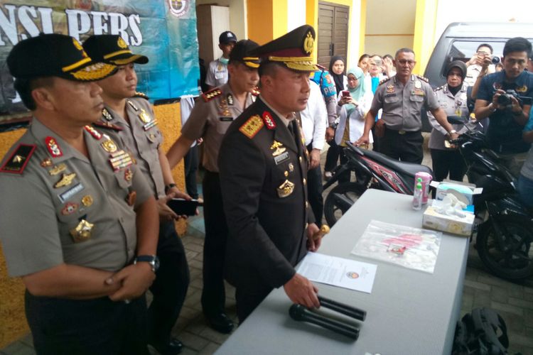 Kapolda Jabar Irjen Agung Budi Maryoto tengah menjelaskan penangkapan pelaku begal yang telah menewaskan seorang mahasiswi di Bandung.