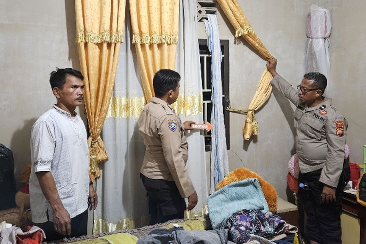 Petugas kepolisian melakukan olah TKP pada kasus pria gantung diri di rumahnya di Desa Pulau Jambu, Kecamatan Kampar, Kabupaten Kampar, Riau, Rabu (22/5/2024).