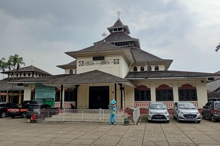 Masjid Besar Majalaya yang berlokasi di Jalan Masjid Agung No 13 Kecamatan Majalaya, Kabupaten Bandung, dipercaya sebagai masjid tertua di Majalaya