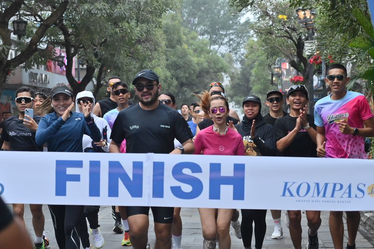 Jelang gelaran akbar Bank bjb Bandoeng 10K, pra event digelar pada Minggu (13/4/2025), para pelari yang sudah menempuh lari 5K menggapai finis di Gang Apandi, Kelurahan Braga. 