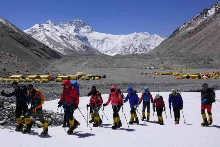 Dua perempuan Indonesia pertama dari Tim WISSEMU berhasil mencapai Puncak Gunung Everest pada Kamis (17/5/2018). 