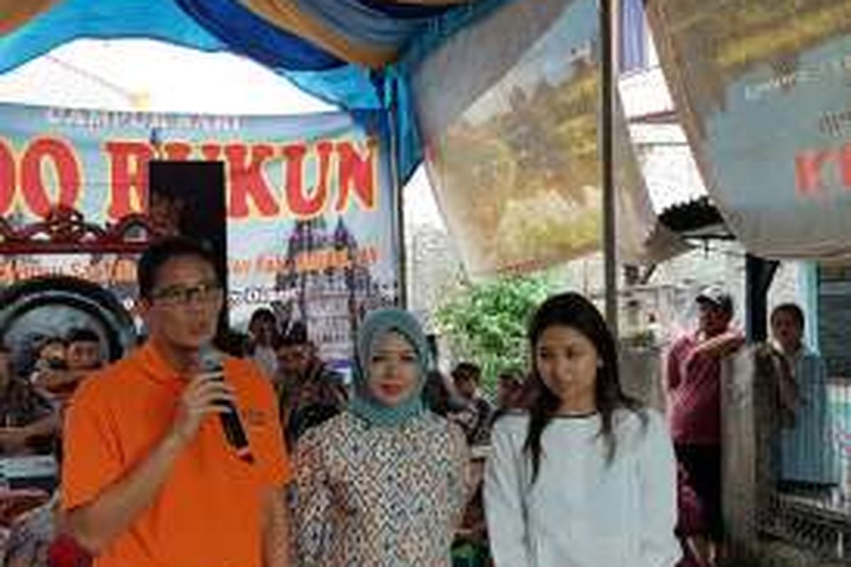 Dari kiri, Bakal calon gubernur DKI Jakarta Sandiaga Uno bersama istrinya, Nur Asia (tengah) dan anak pertamanya, Anneesha Uno (kanan) saat acara Paguyuban Pedagang Pasar Jakarta Barat, Minggu (29/5/2016).