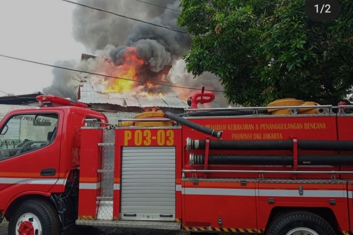 Kebakaran terjadi di Jalan Anyer III RT 004/002, Kelurahan Menteng, Jakarta Pusat, Selasa (28/9/2021) pagi. Dalam kejadian itu, satu rumah warga yang difungsikan sebagai gudang barang bekas hangus dilalap api. 