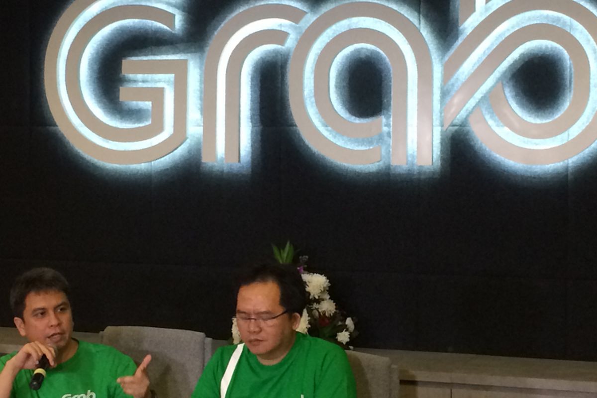 Managing Director Grab Indonesia, Ridzki Kramadibrata (kiri) di kantor Grab Indonesia, Kuningan, Jakarta Selatan, Jumat (17/3/2017).