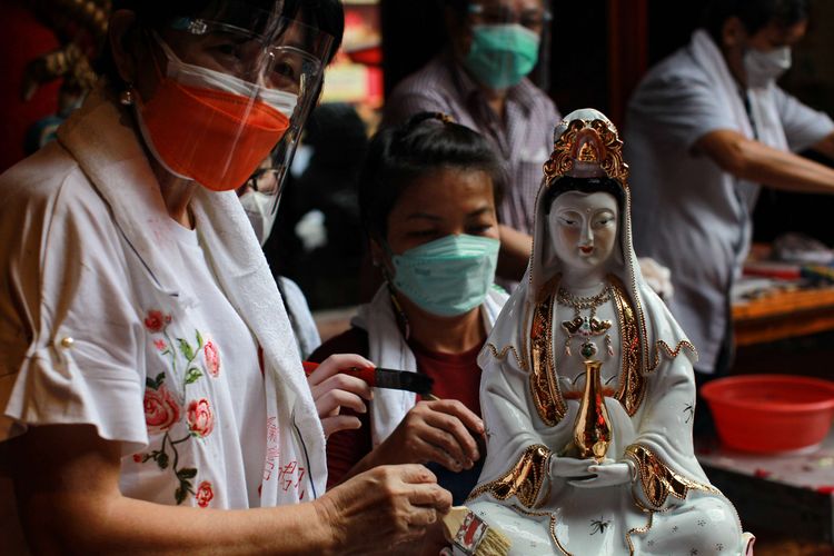 Warga Tionghoa memandikan patung dewa-dewi atau rupang di Vihara Dhanagun, Kota Bogor, Minggu (7/2/2021). Ritual ini dilakukan menjelang perayaan Imlek, 12 Februari mendatang.