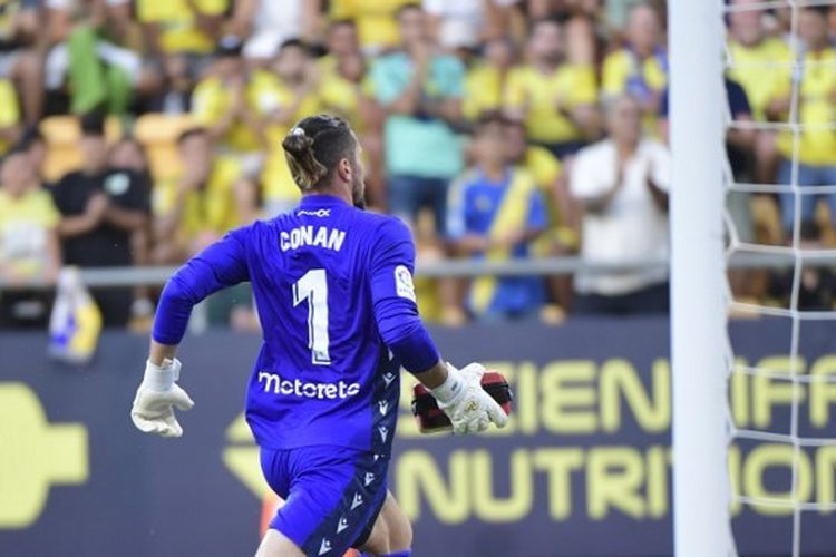 Jeremias Ledesma berlari membawa peralatan medis untuk membantu fan yang pingsan di tribune ketika laga Cadiz vs Barcelona masih berlangsung, Sabtu (10/9/2022) malam WIB. Laga pekan kelima Liga Spanyol yang digelar di Estadio Nuevo Mirandilla itu berakhir 2-0 untuk kemenangan Barca. (Photo by CRISTINA QUICLER / AFP)