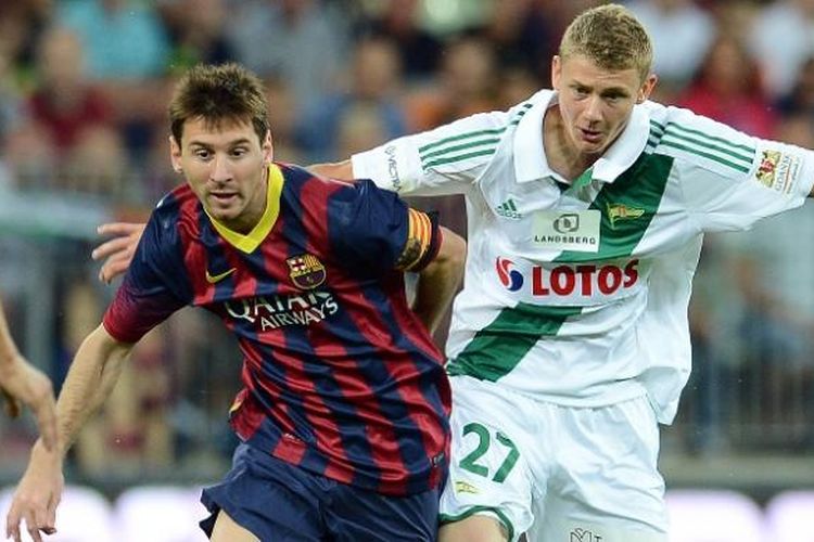 Bintang Barcelona, Lionel Messi, menyelamatkan timnya dari kekalahan saat melawan Lechia Gdanks di PGE Arena, Selasa (30/7/2013). 